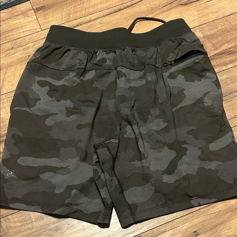 Men's Lululemon Black Camouflage Athletic Shorts - Picture 4 of 4